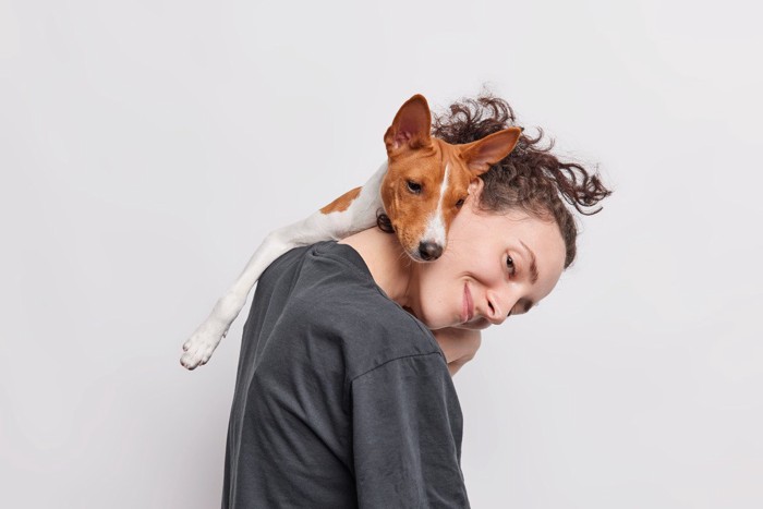 飼い主の髪の毛で遊びたがる犬