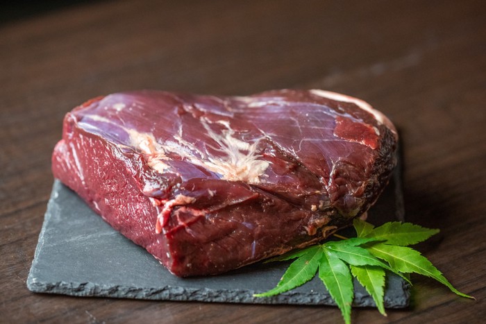 石板に置かれた鹿のブロック肉