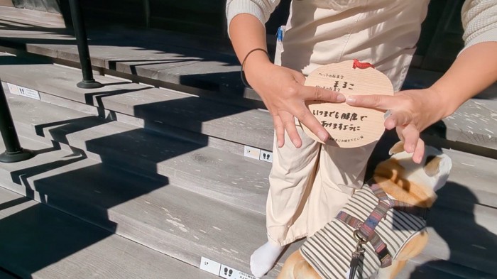 絵馬を持つ女性