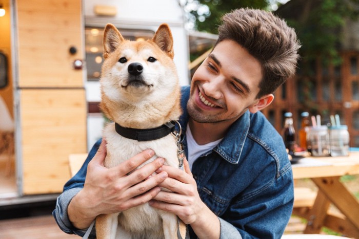 男性と柴犬