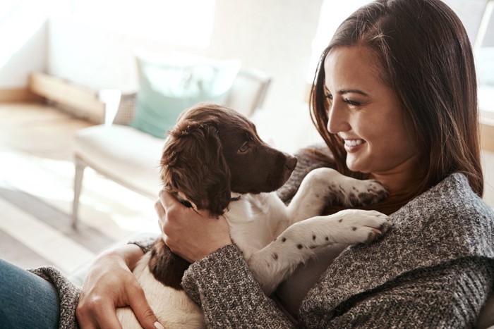 女性と子犬