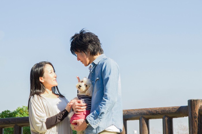 犬と向かい合う女性