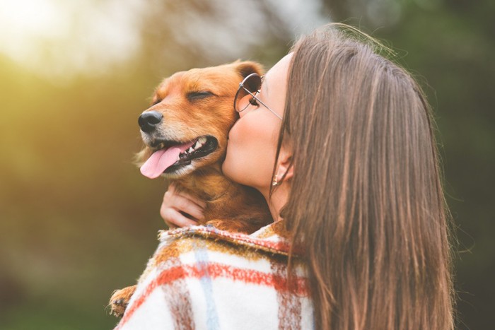 犬にキスする女性