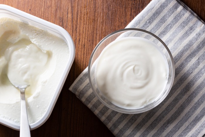 食器に移し替えた市販のヨーグルト