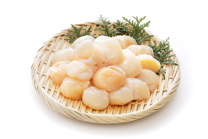 ざるに盛られたたくさんのホタテの貝柱