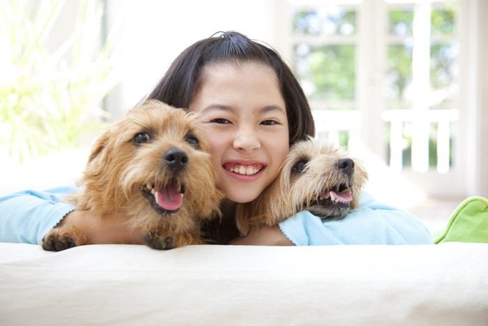 楽しそうな犬と女の子