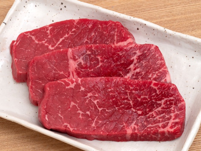 お皿の上に盛られた牛モモ肉の切り身