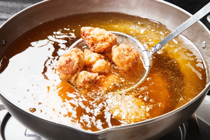 油で揚げ物をしている光景