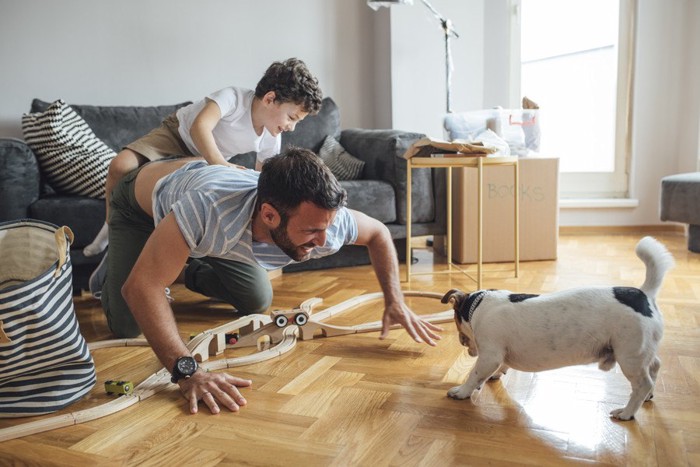 犬からプラレールを守る男性