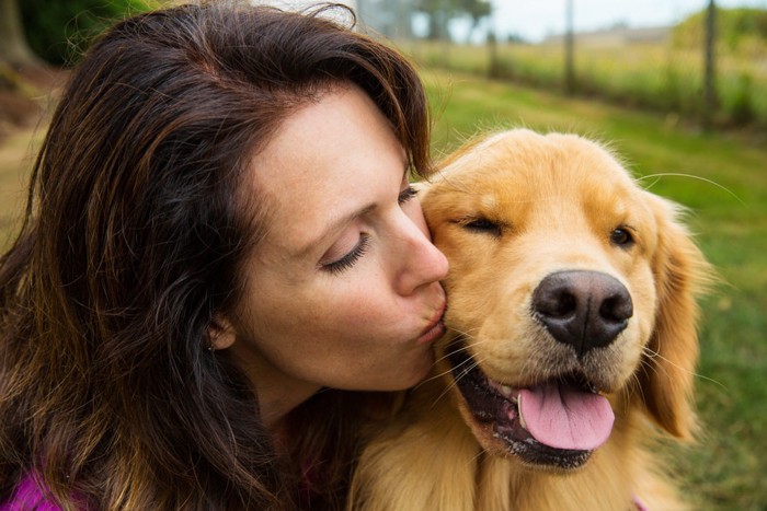 キスされて嬉しそうな犬