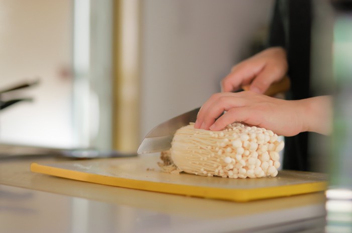 包丁でえのきをカットしている様子