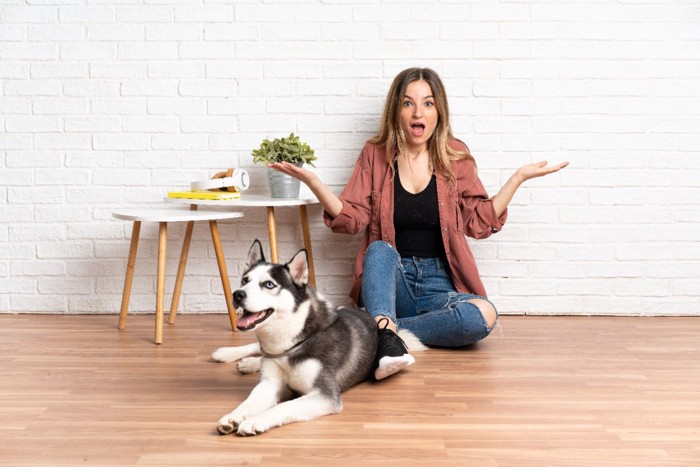 慌てる女性と犬