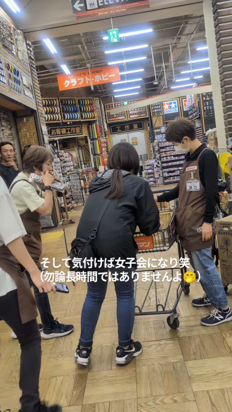 犬の周りに集まる店員と客