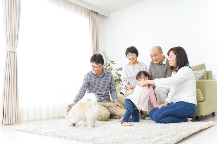 リビングで過ごす家族と犬