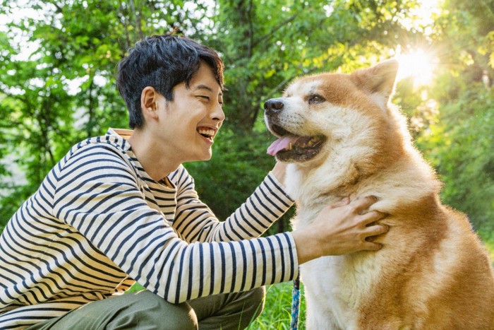 散歩中の男性と犬