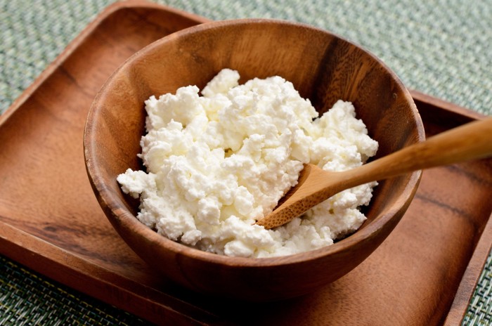 木の器に盛られたカッテージチーズ