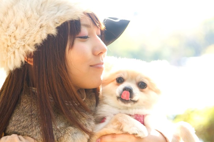 女性と犬