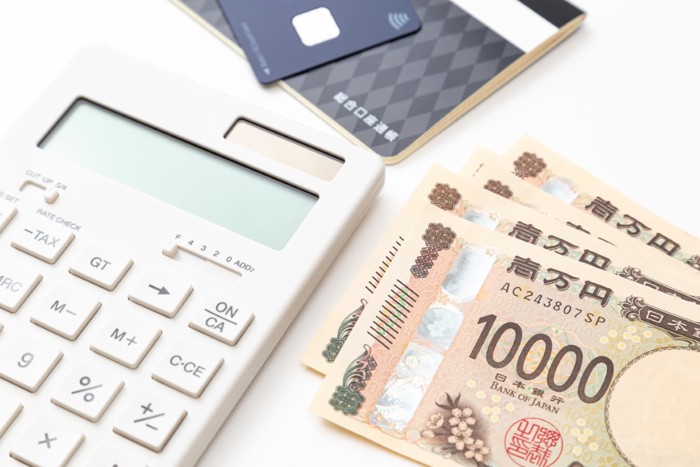 電卓と預金通帳とお札