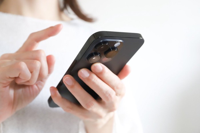 スマホ、操作する手