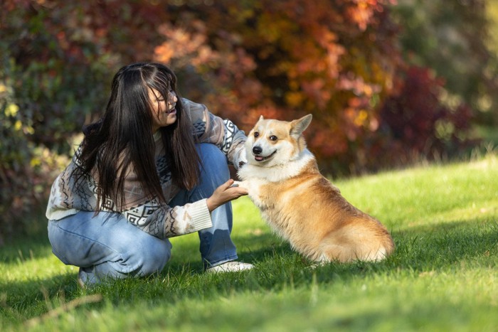 外で遊ぶ女性と犬