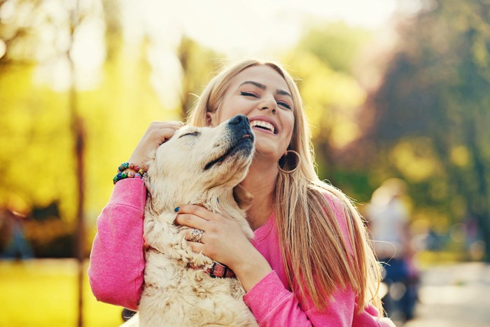 女性と犬