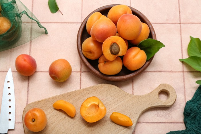 あんずの種を取り除きながらカットしている様子