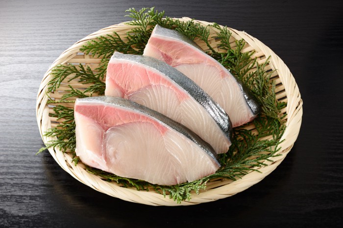 ざるに乗せられたブリの切り身