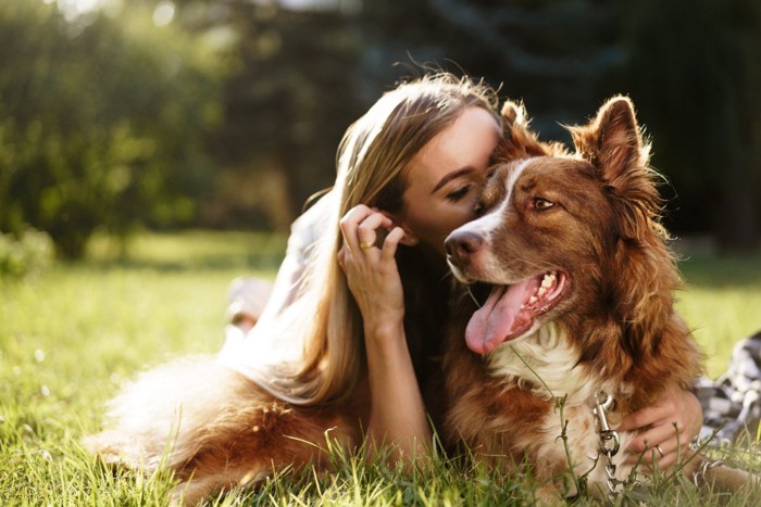 笑顔の犬と女性