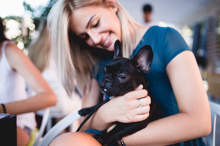 カフェにいる女性と犬