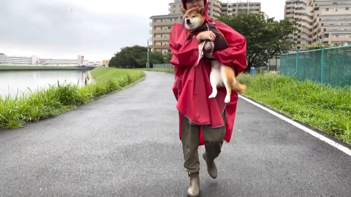 ママが花子ちゃんを抱っこ