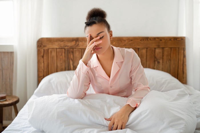 寝起きに落ち込む女性