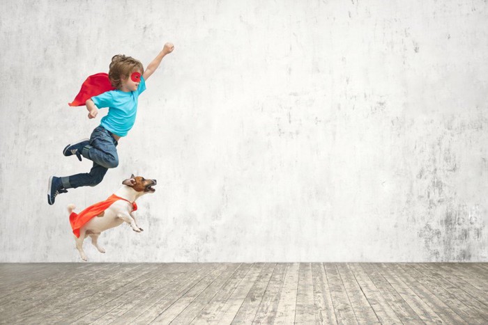 スーパーマンになった子供と犬