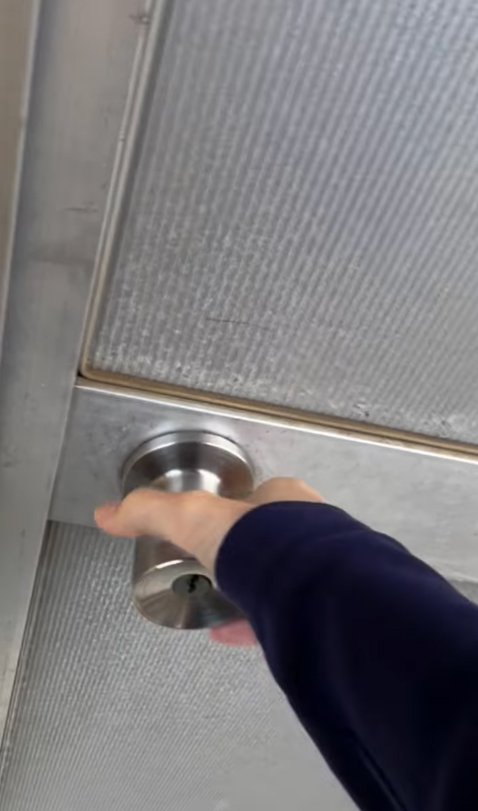 ドアを開こうとする手