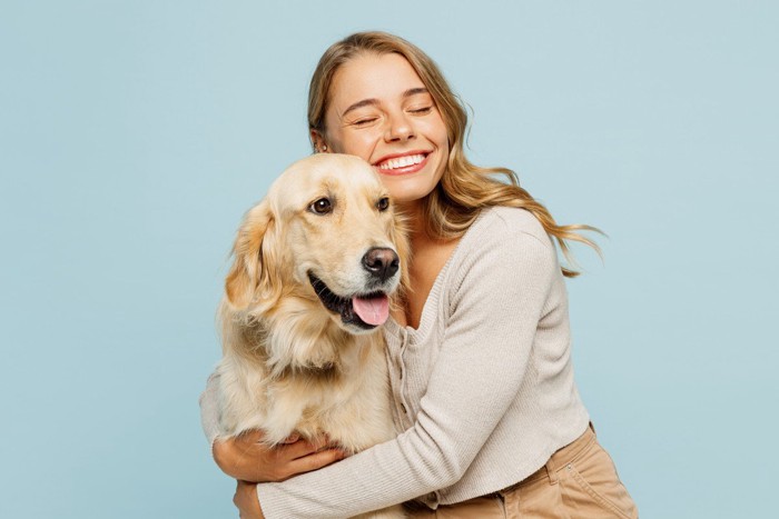 犬に抱き着く女性