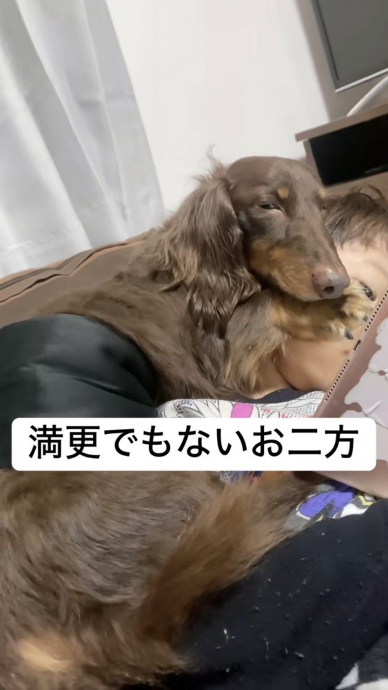 気にせずタブレットを見る男の子