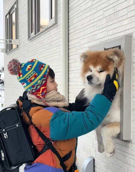 小さな窓からお見送り