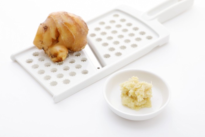 おろし金と小皿に盛られたすりおろし生姜