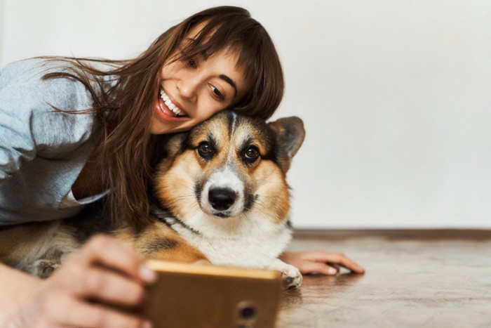 愛犬と一緒に自撮り撮影する女性