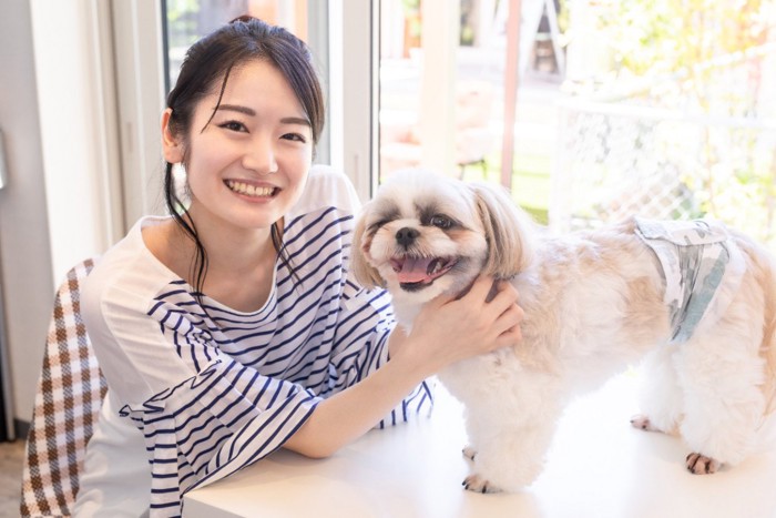 愛犬と遊ぶ飼い主の女性