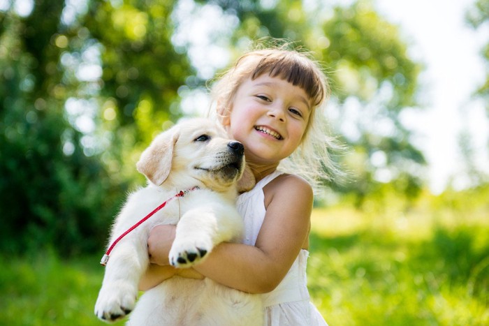 子犬を抱えた子供