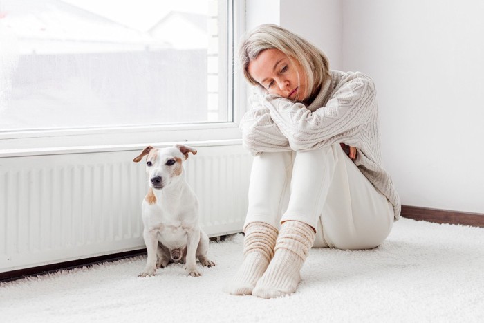 悩む女性と犬