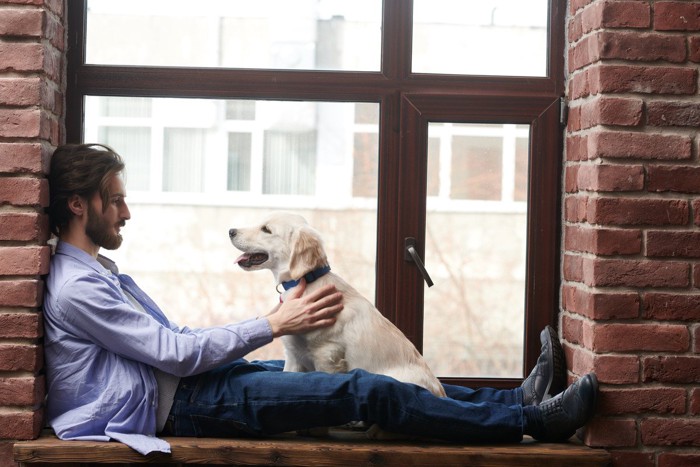 向かい合う男性と子犬