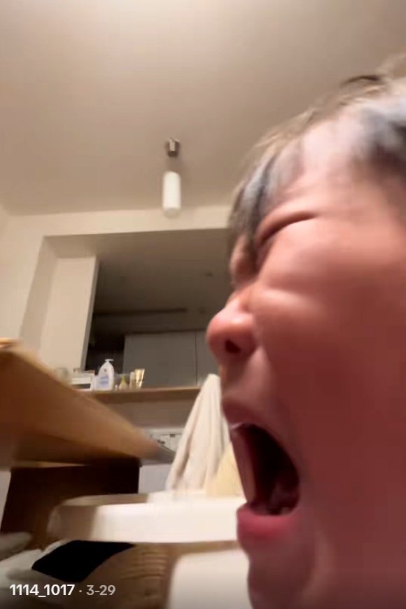 大泣きする息子さん