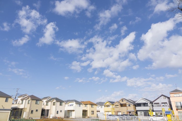 日本の住宅街と青空