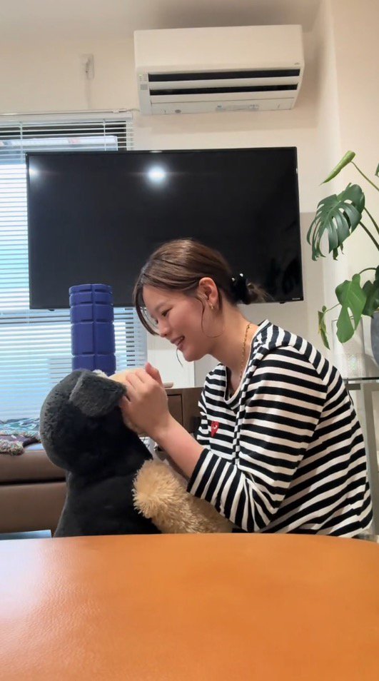 ぬいぐるみに話しかける女性