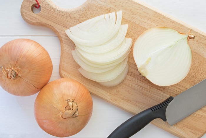 まな板の上でカットされた玉ねぎ