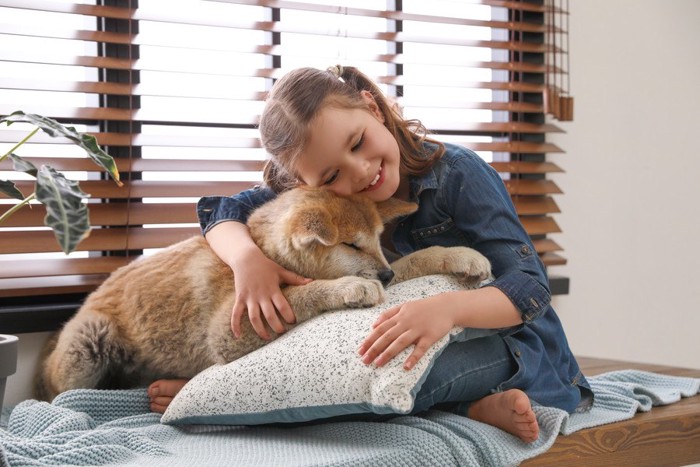 女の子と子犬