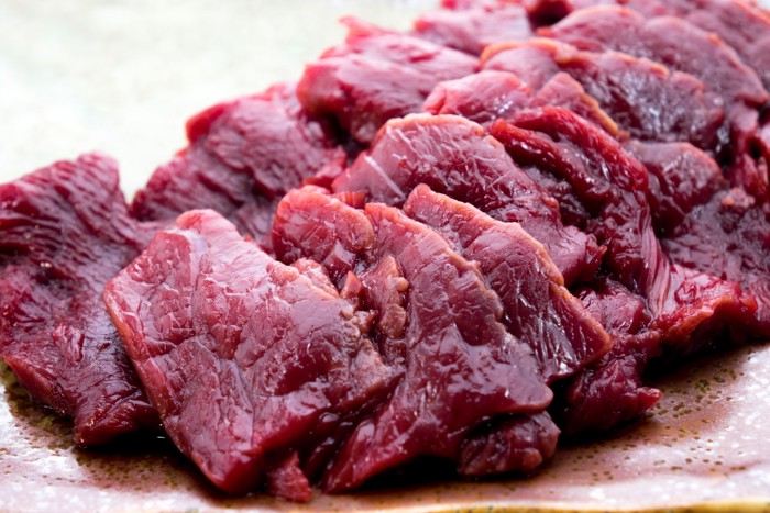 カットされた馬肉が並んでいる様子
