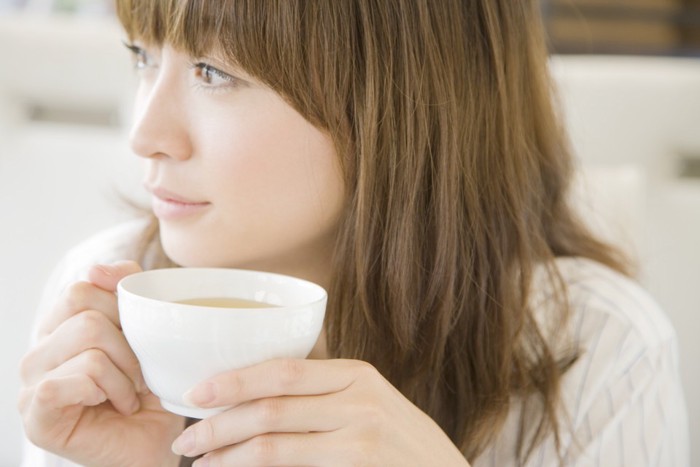 コーヒーを飲む女性