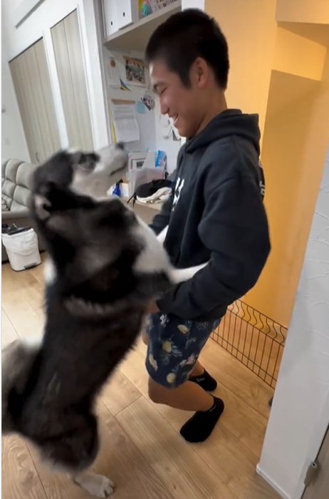 抱き合う犬とお兄ちゃん1